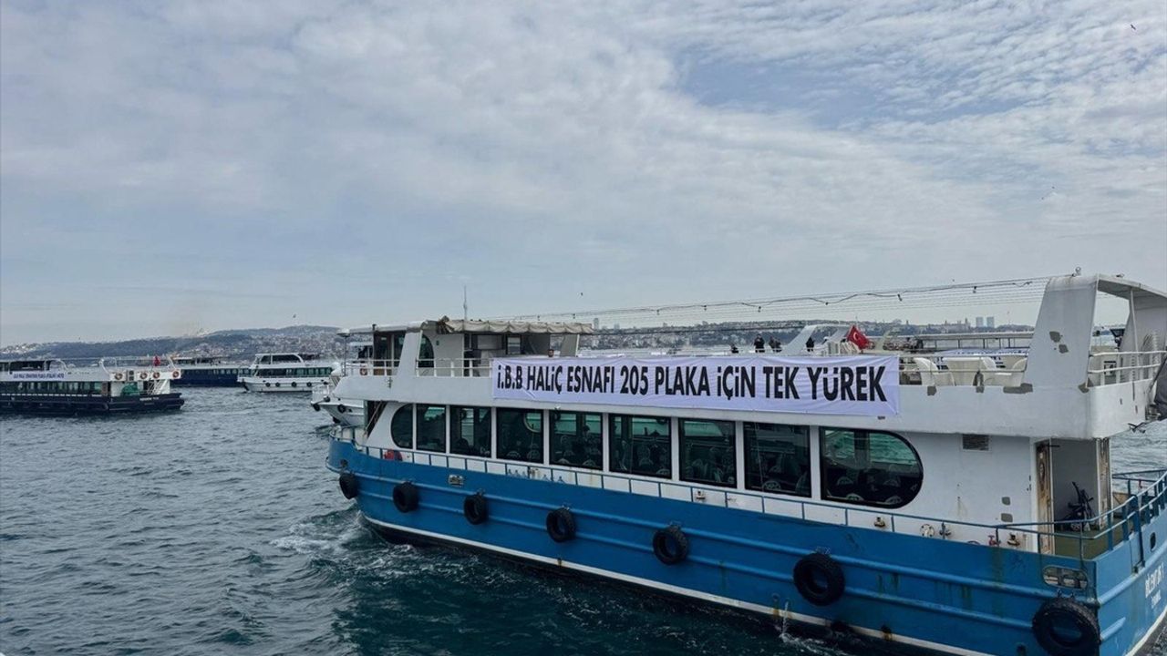 İstanbul Boğazı'nda Tekne İşletmecilerinin İBB'ye Protestosu