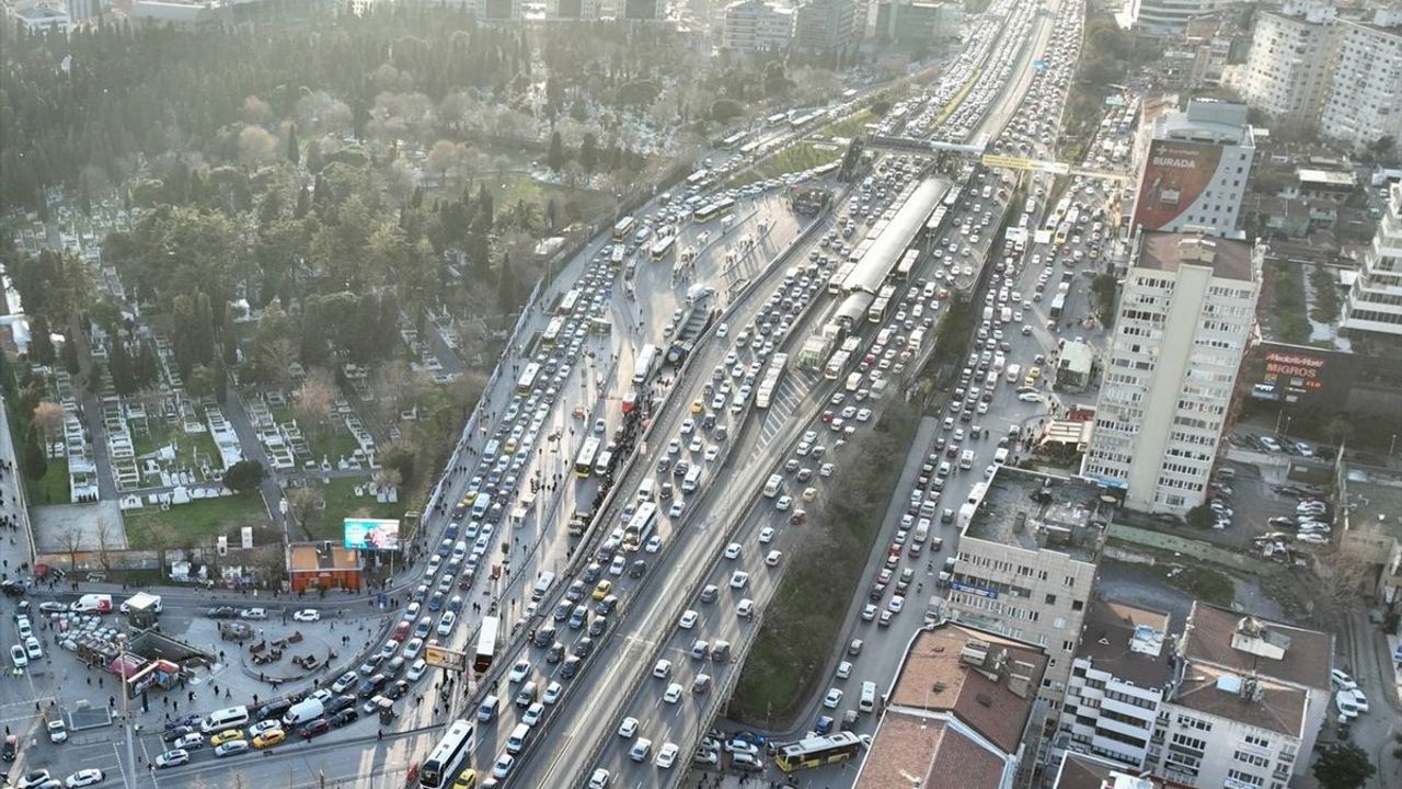 İstanbul'da Akşam Trafik Yoğunluğu Yüzde 74'e Ulaştı