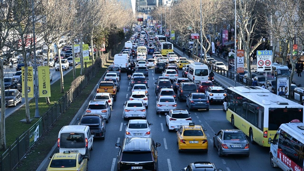 İstanbul'da Akşam Trafik Yoğunluğu Yüzde 83'e Ulaştı