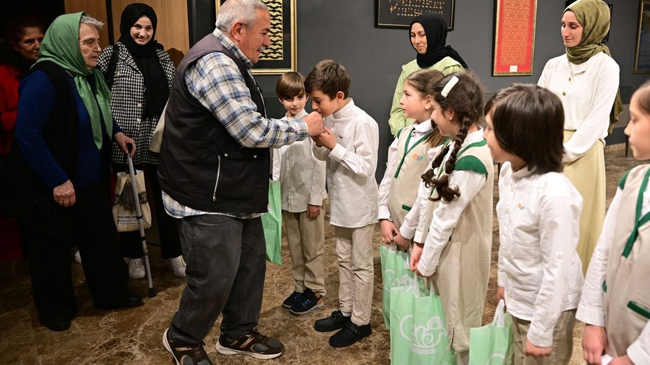 İstanbul'da Çocuklar Huzurevi Sakinlerine Müzik Dinletisi Sunuyor