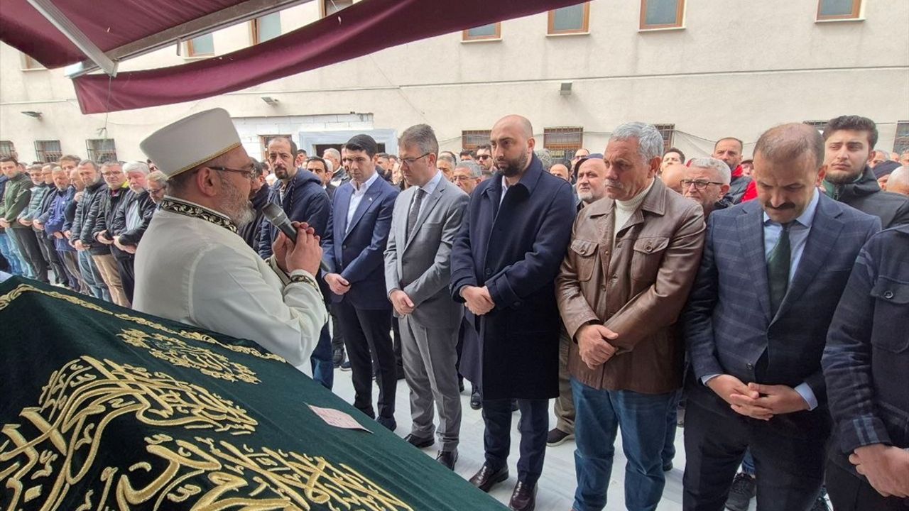 İstanbul'da Eski Eşi Tarafından Öldürülen Damla Bakiler ve Annesi Defnedildi