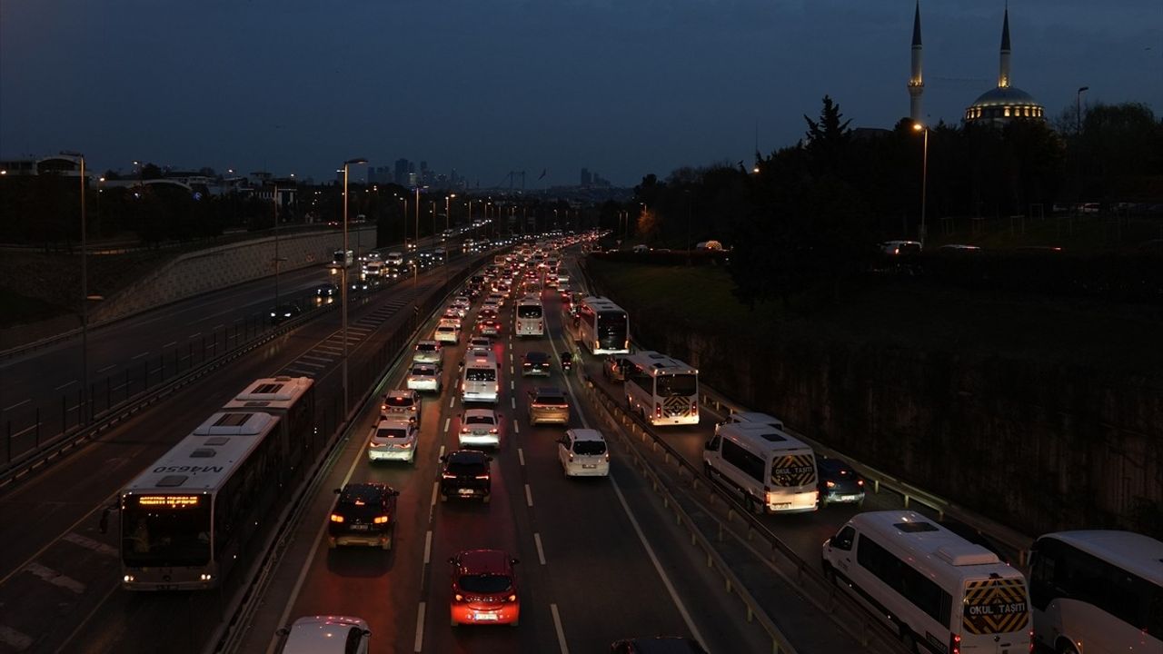 İstanbul'da Haftanın İlk İş Gününde Trafik Yoğunluğu Artıyor