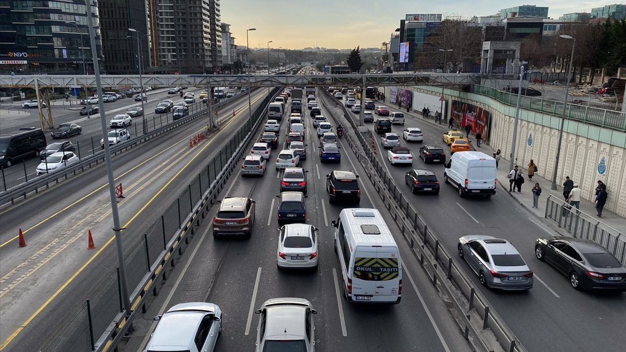 İstanbul'da Haftasonu Trafik Yoğunluğu: D-100 ve TEM Otoyolu'nda Sıkışıklık