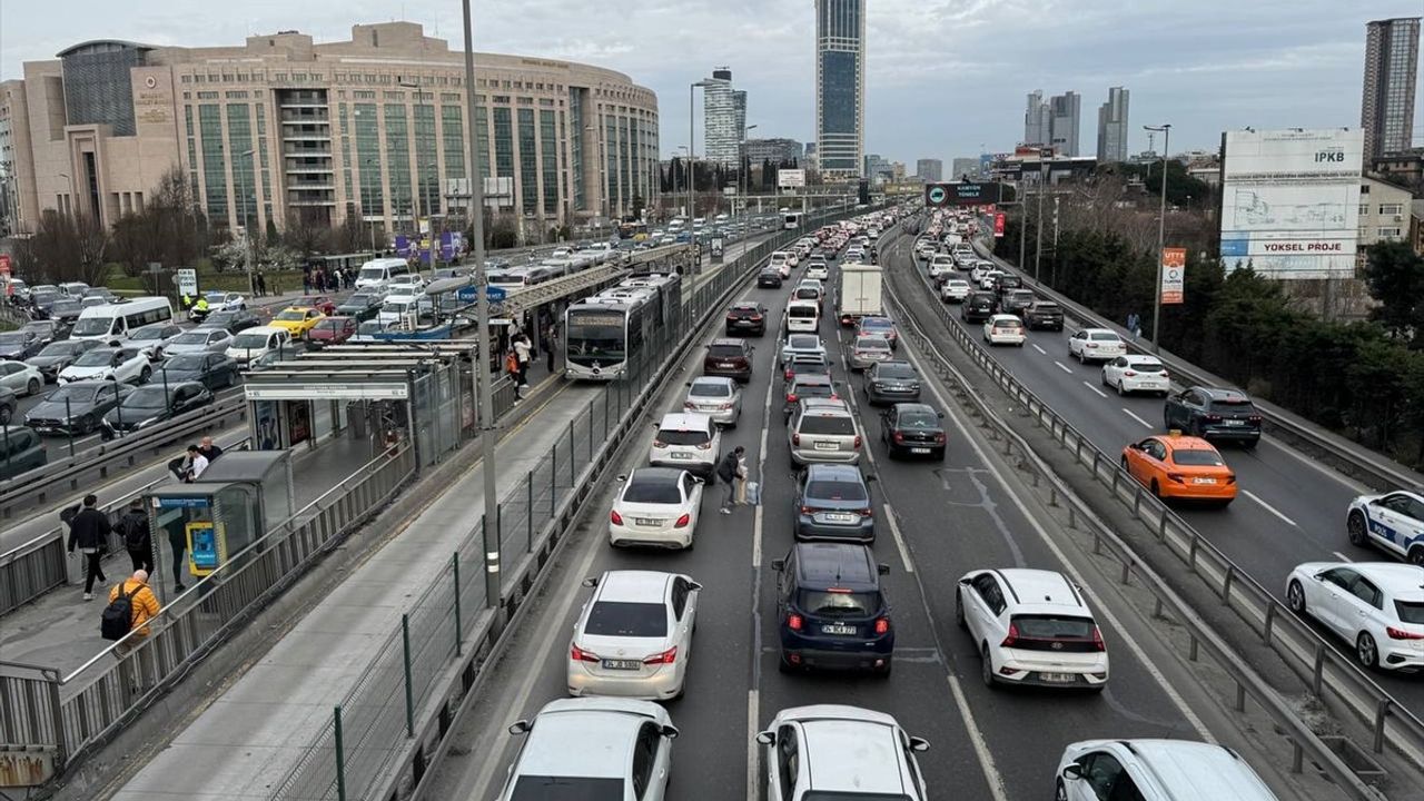 İstanbul'da İftar Saatinde Trafik Yoğunluğu Artıyor