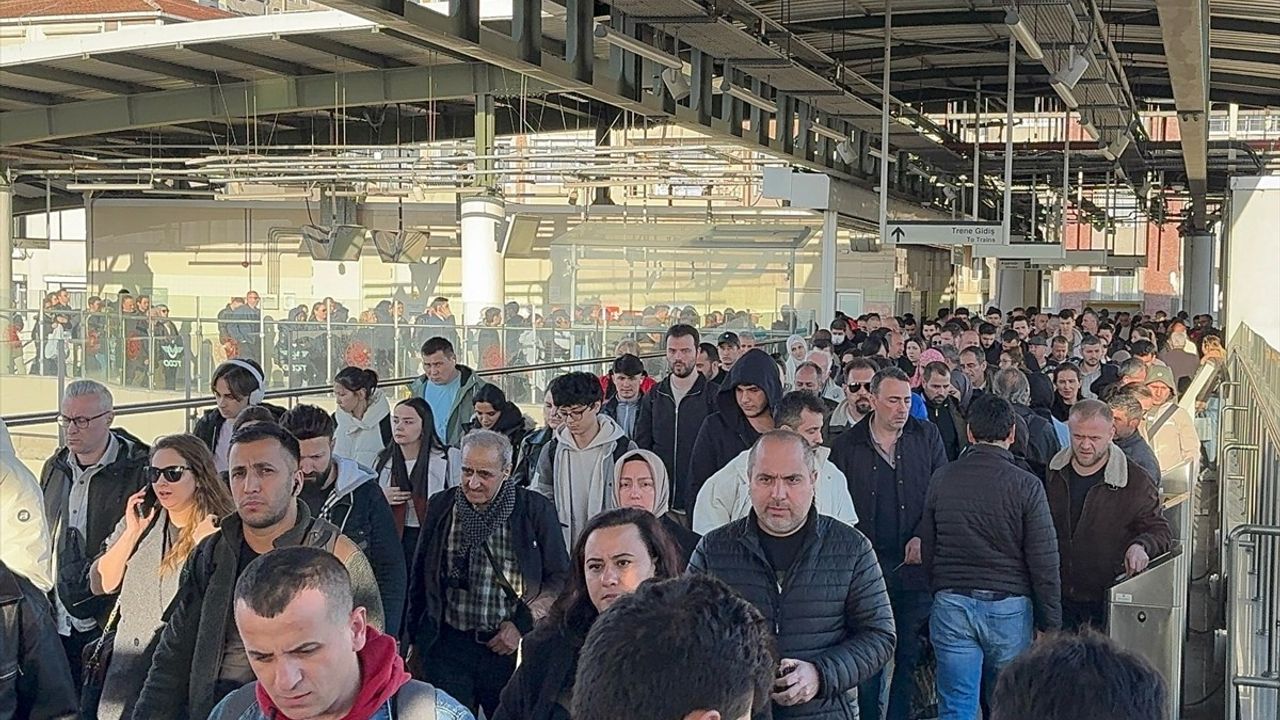 İstanbul'da İftar Saatinde Trafik Yoğunluğu Yüzde 80'e Ulaştı