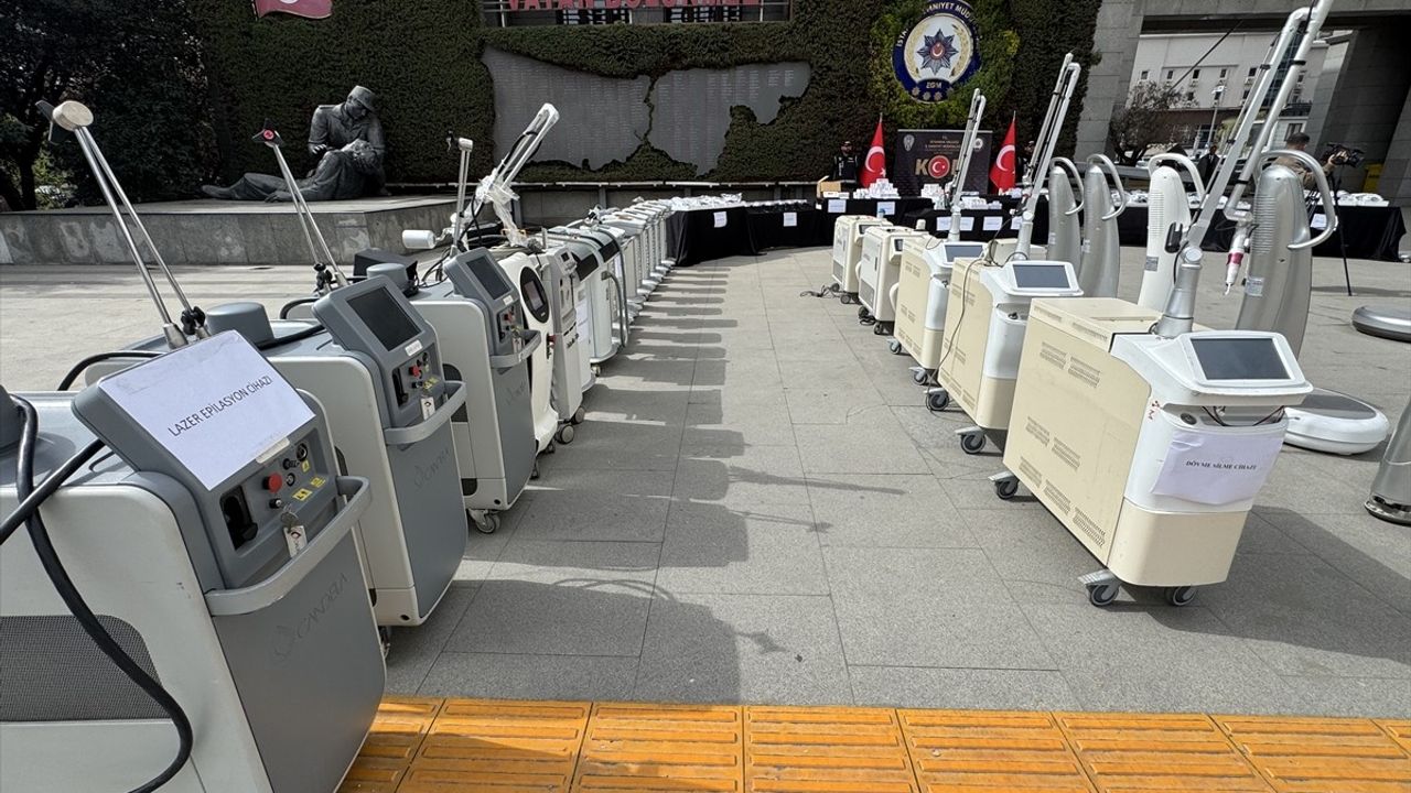 İstanbul'da Kaçakçılık Operasyonu: 6 Bin 123 İlaç ve 194 Tıbbi Cihaz Ele Geçirildi