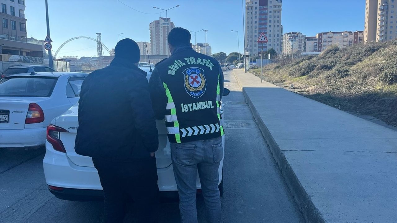 İstanbul'da Kaldırımda Araç Süren Sürücüye Cezai İşlem Uygulandı
