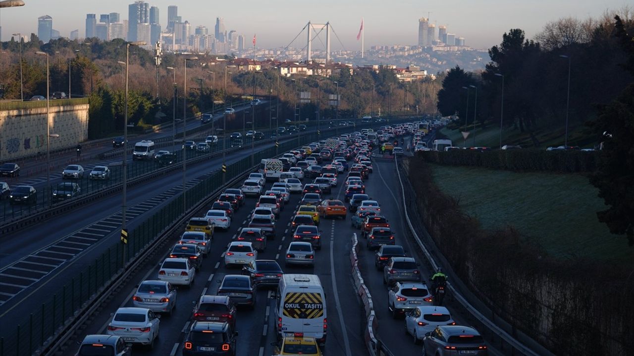 İstanbul'da Sabah Saatlerinde Trafik Yoğunluğu