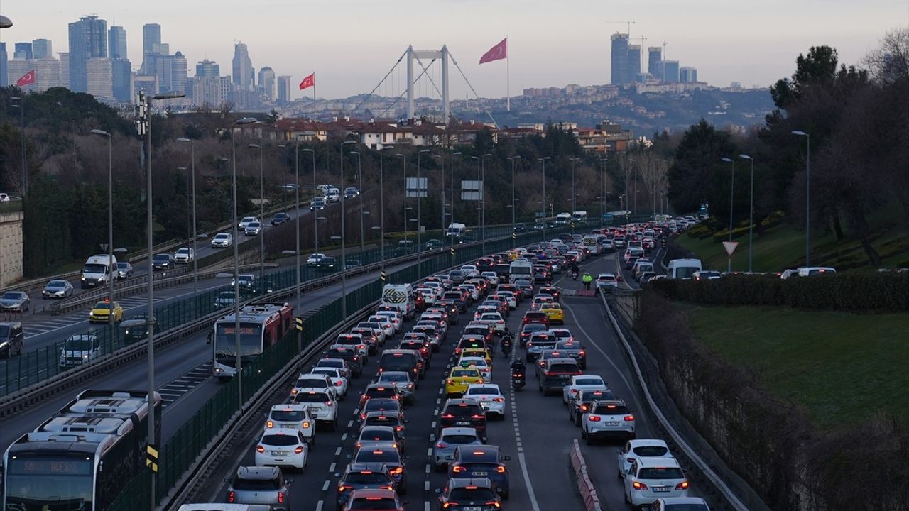 İstanbul'da Sabah Saatlerinde Trafik Yoğunluğu Artıyor