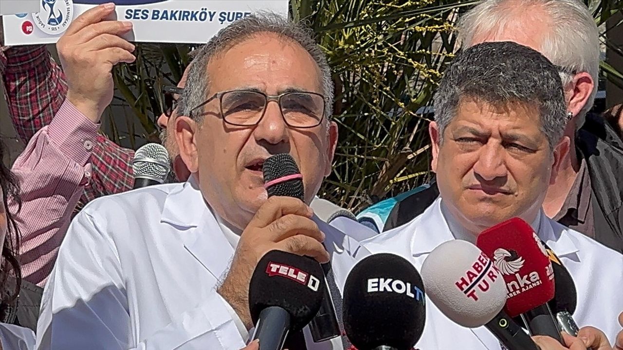 İstanbul'da Sağlık Çalışanları Çalışma Şartlarının İyileştirilmesi İçin Eylem Düzenledi