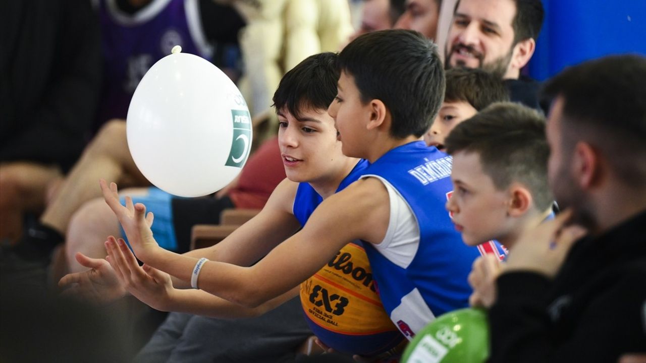 İstanbul'da 'Sokaklar Bizim 3x3 Basketbol Turnuvası' Gerçekleştirildi