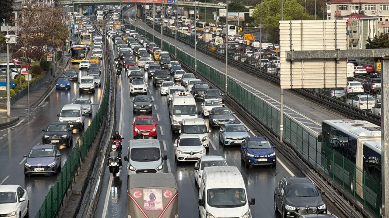 İstanbul'da Trafik Yoğunluğu Ramazan Bayramı Öncesi Yüzde 85'e Ulaştı