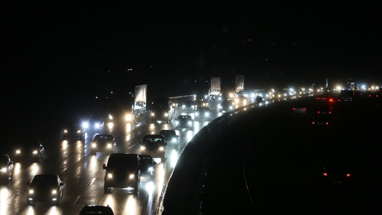 İstanbul-İzmir Otoyolu'nda Bayram Yoğunluğu Başladı