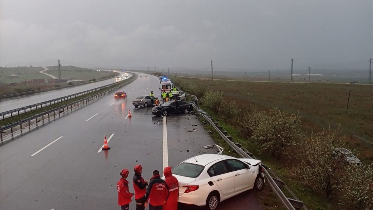 İstanbul-İzmir Otoyolu'nda Zincirleme Kaza: 2 Ölü, 4 Yaralı