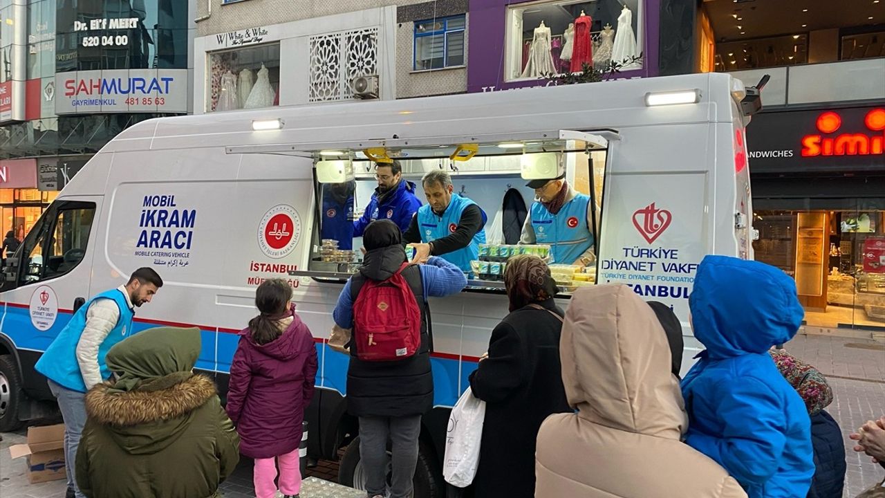 İstanbul Müftülüğü, Mobil Araçlarla İftar Dağıtımına Devam Ediyor