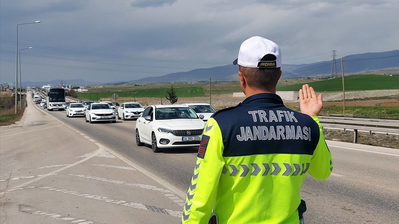 İstanbul-Samsun Kara Yolunda Bayram Trafiği Yoğunluğu Artıyor