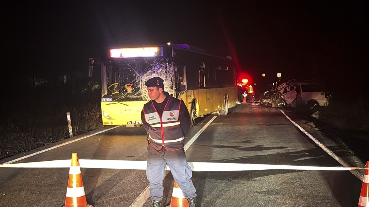 İstanbul Sarıyer'de İETT Otobüsüyle Çarpışan Hafif Ticari Araç Sürücüsü Hayatını Kaybetti