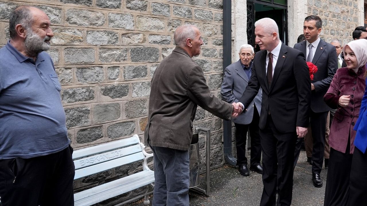 İstanbul Valisi Davut Gül, Darülaceze sakinleriyle Ramazan Bayramı'nda bir araya geldi