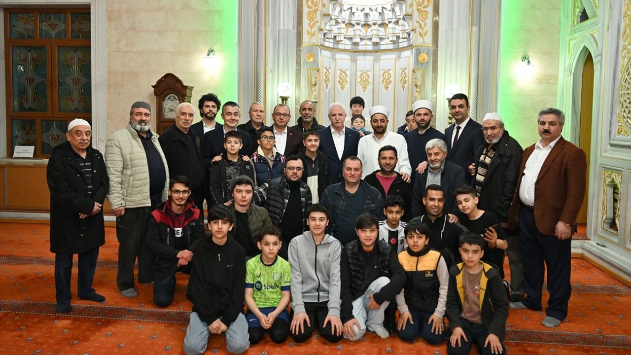 İstanbul Valisi Davut Gül, Esenyurt'ta İftar Programına Katıldı