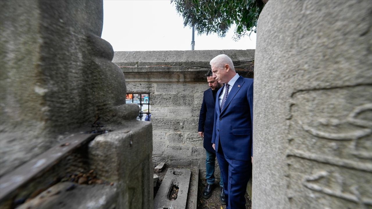İstanbul Valisi Davut Gül, İzinsiz Gösterilerde Zarar Gören Şehzadebaşı Camisi'nde İnceleme Yaptı