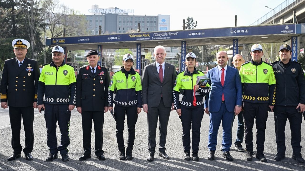İstanbul Valisi Gül, Bayram Öncesi Esenler Otogarı'ndaki Polis Noktasını Ziyaret Etti