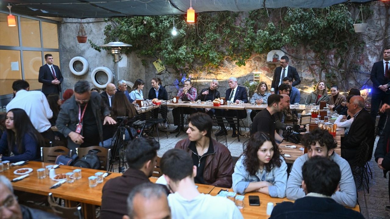 İYİ Parti Genel Başkanı Dervişoğlu, Ankara'da Üniversite Öğrencileriyle İftar Düzenledi