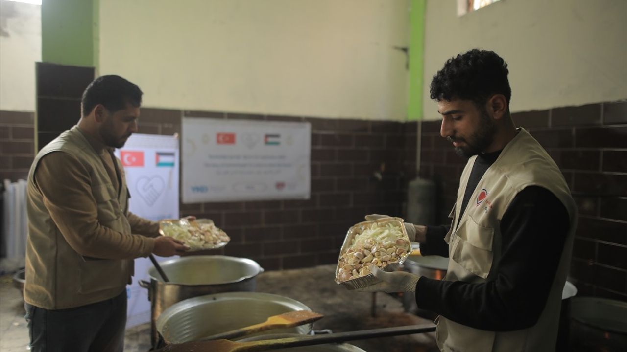 İyilik Sağlık Derneği Gazze'de İftarlık Kumanya Yardımı Yapıyor