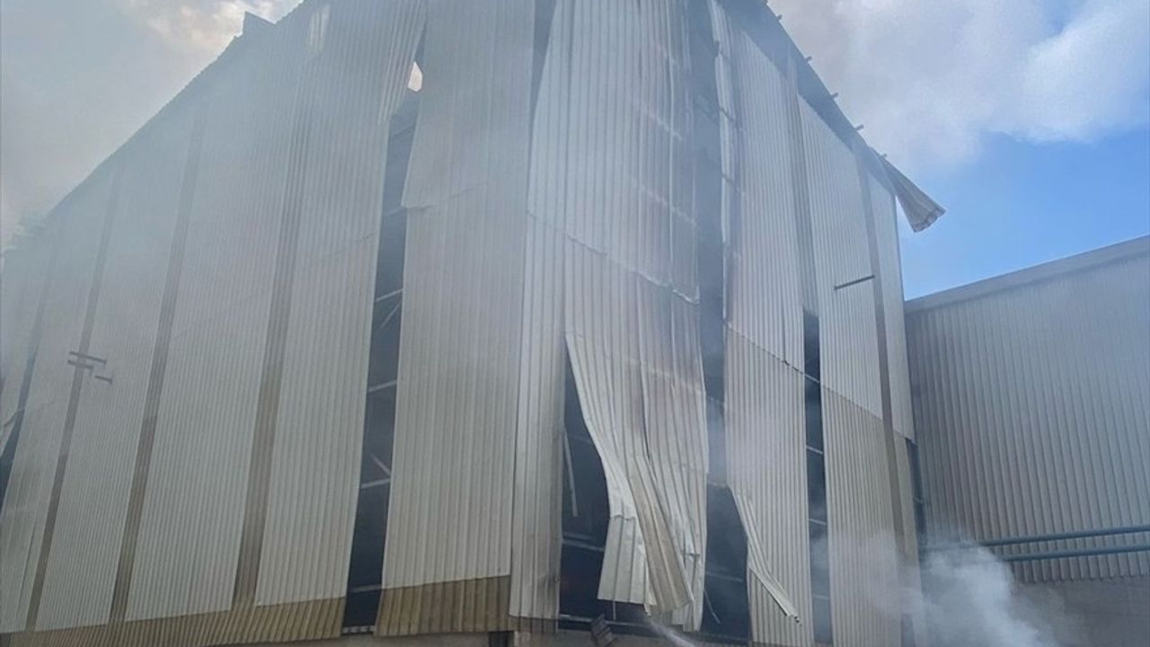 İzmir Aliağa'daki Fabrikada Patlama: 1 İşçi Hayatını Kaybetti, 4 Yaralı