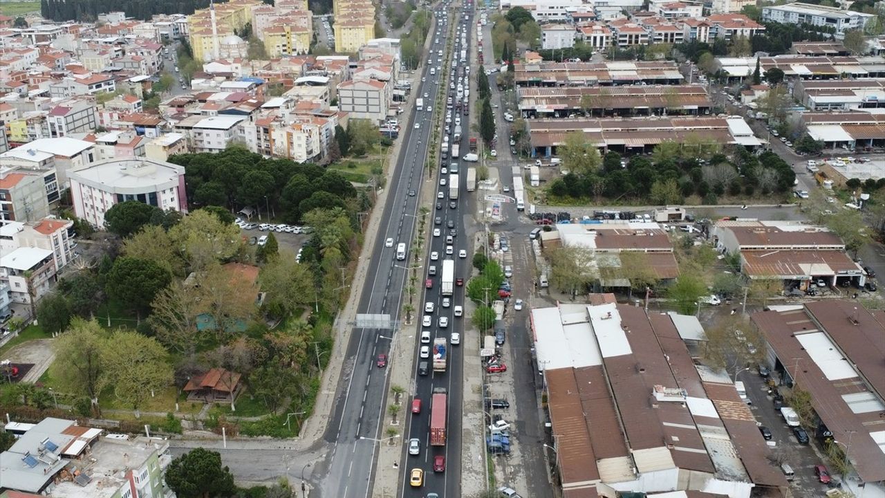İzmir-Ankara Kara Yolunda Bayram Tatili Trafik Yoğunluğu Artıyor