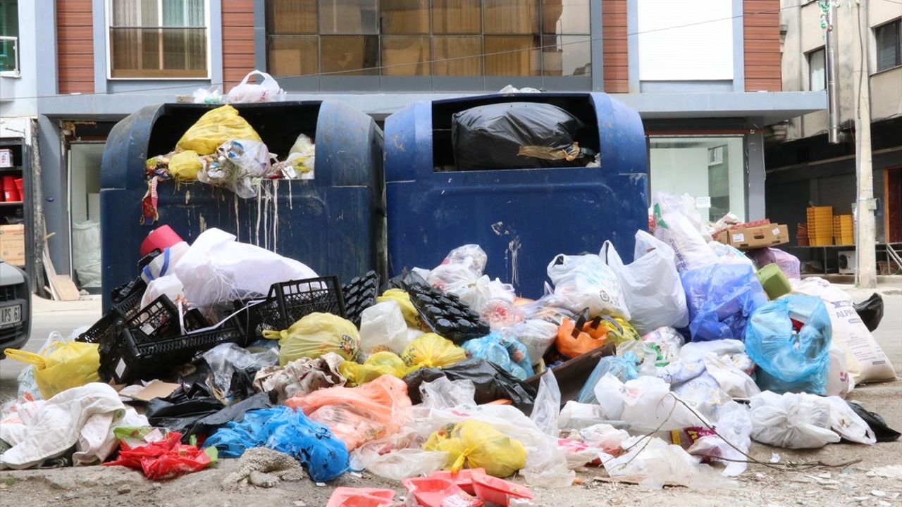 İzmir Buca'da Belediye İşçileri Grevde, Çöp Yığınları Oluştu