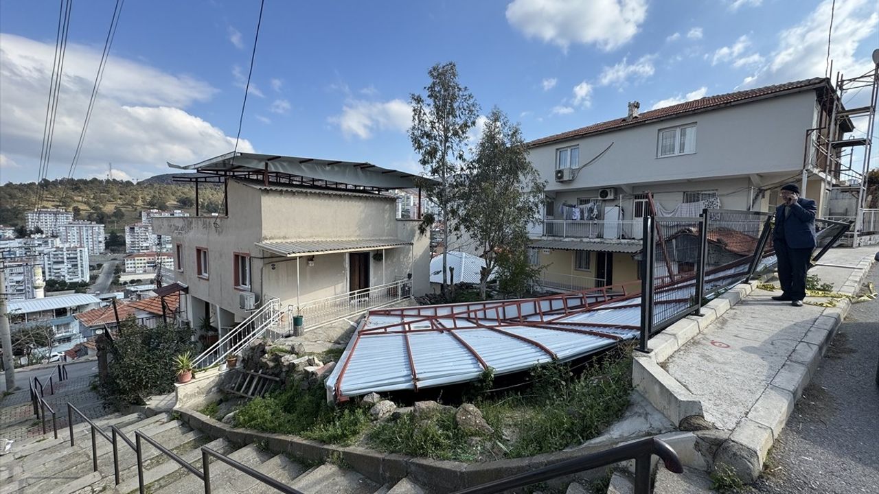 İzmir'de Çatı Tamiri Sırasında Şiddetli Rüzgar Faciası: Baba ve Oğlu Hayatını Kaybetti