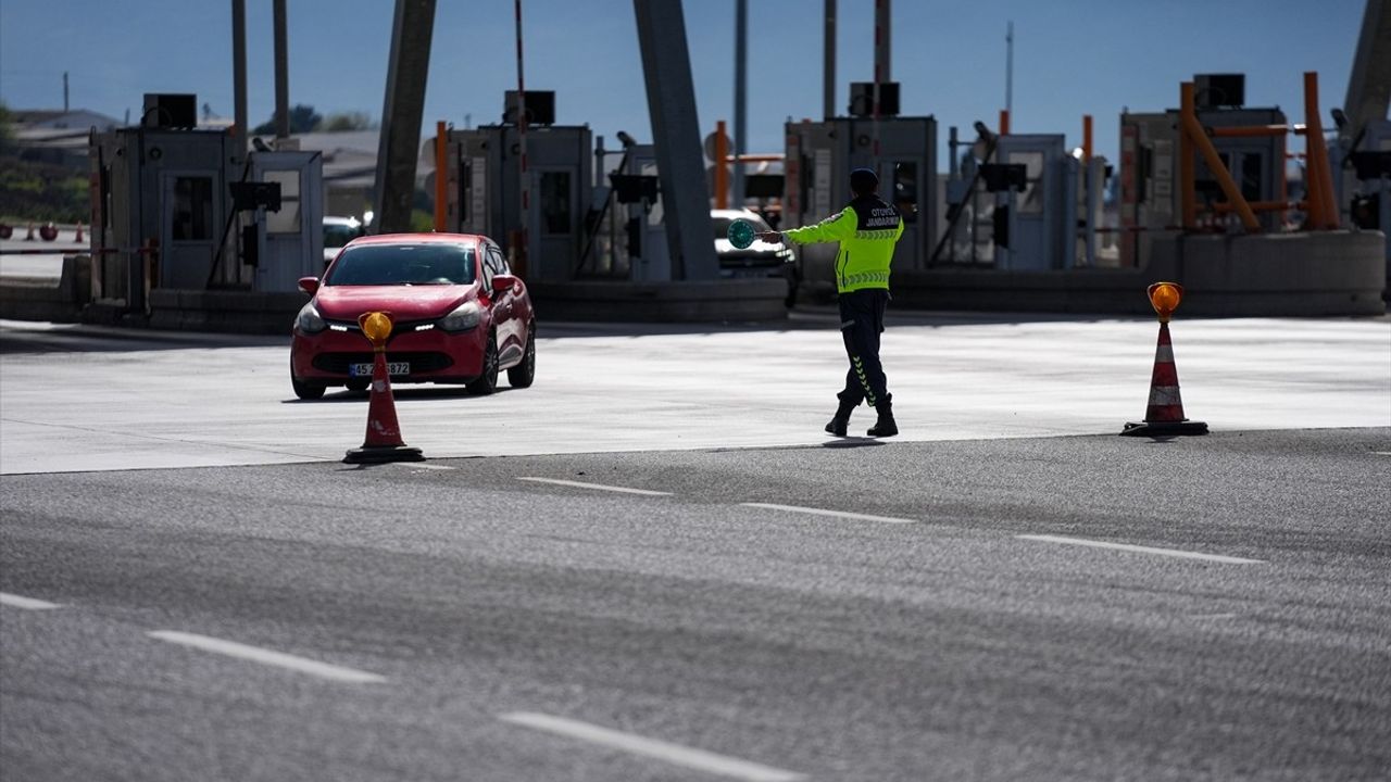 İzmir'de Jandarma Bayram Tatili Nedeniyle Trafik Denetimlerini Artırdı