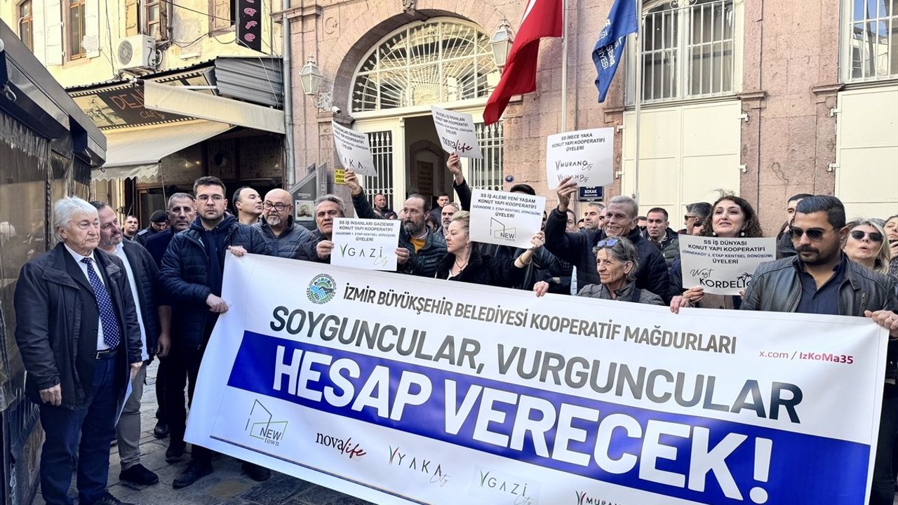 İzmir'de Kooperatif Üyeleri Belediyeye Eylem Düzenledi