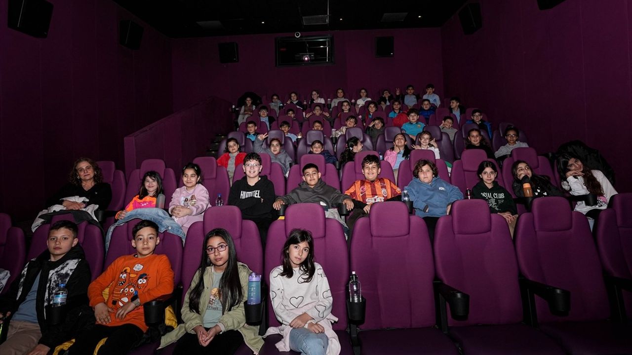 İzmir'de Öğrenciler "Ufkun Ötesinde" Belgeselini İzledi