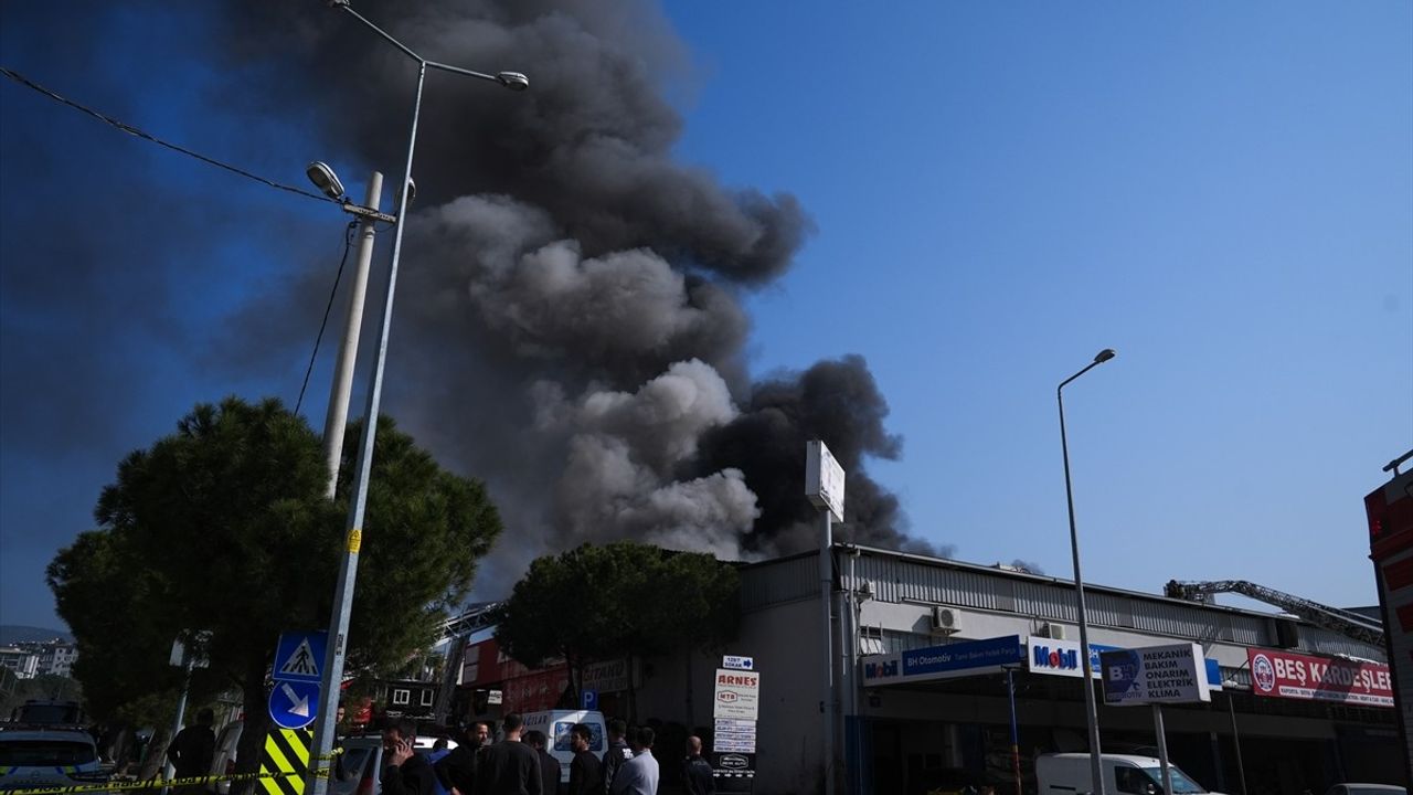 İzmir'de Oto Lastikçide Yanan Yangına İtfaiye Müdahalesi