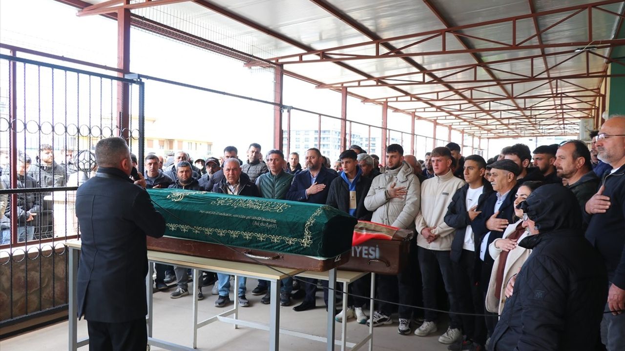 İzmir'de Rüzgarın Kurbanı Olan Baba ve Oğul Defnedildi