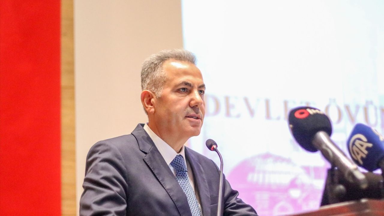 İzmir'de Şehit Yakınları ve Gazilere Devlet Övünç Madalyası Takdim Edildi