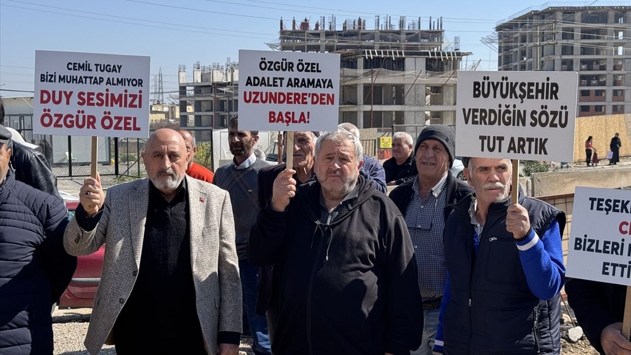 İzmir'de Uzundere Kentsel Dönüşüm Projesi Hak Sahiplerinden Eylem