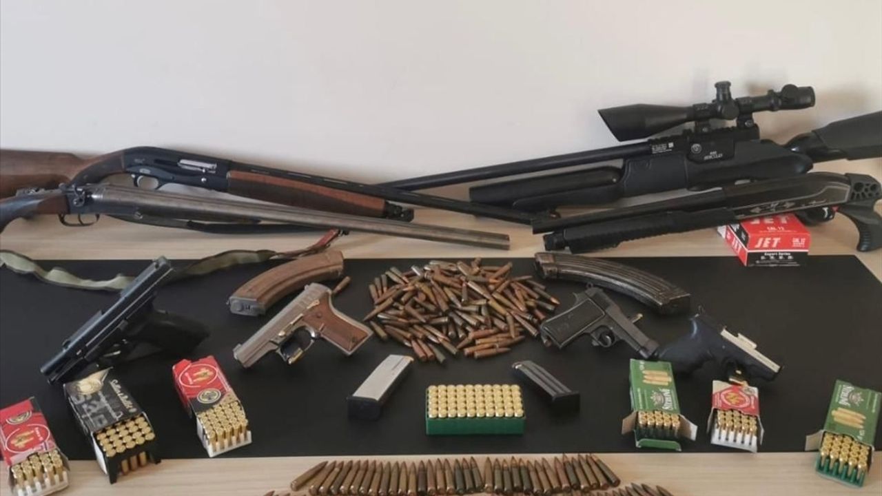 İzmir'de Yasa Dışı Silah Ticareti Operasyonu: Bir Şüpheli Tutuklandı