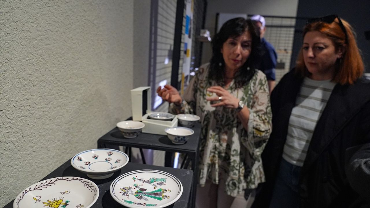 İzmir'deki Antik Smyrna Agorası'ndan 95 Seramik, 'Zamansız Fincanlar' Sergisiyle Sanatseverlerle Buluştu