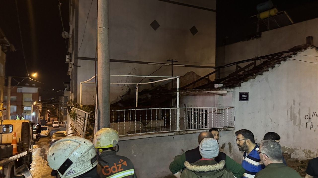 İzmir Karabağlar'da Yangın: Müstakil Ev Kullanılamaz Hale Geldi