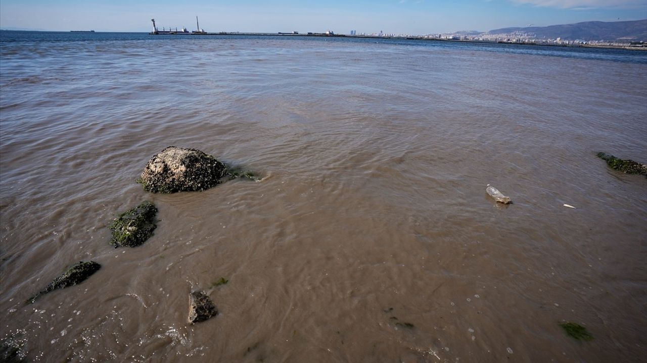 İzmir Körfezi'nde Atık Su Deşarjı Sonrası Su Renginde Değişim
