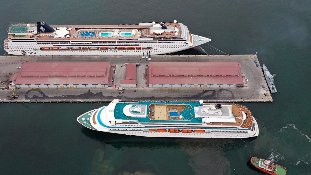 İzmir Limanı'na İki Kruvaziyer Gemisiyle 2 Bin 983 Turist Geldi