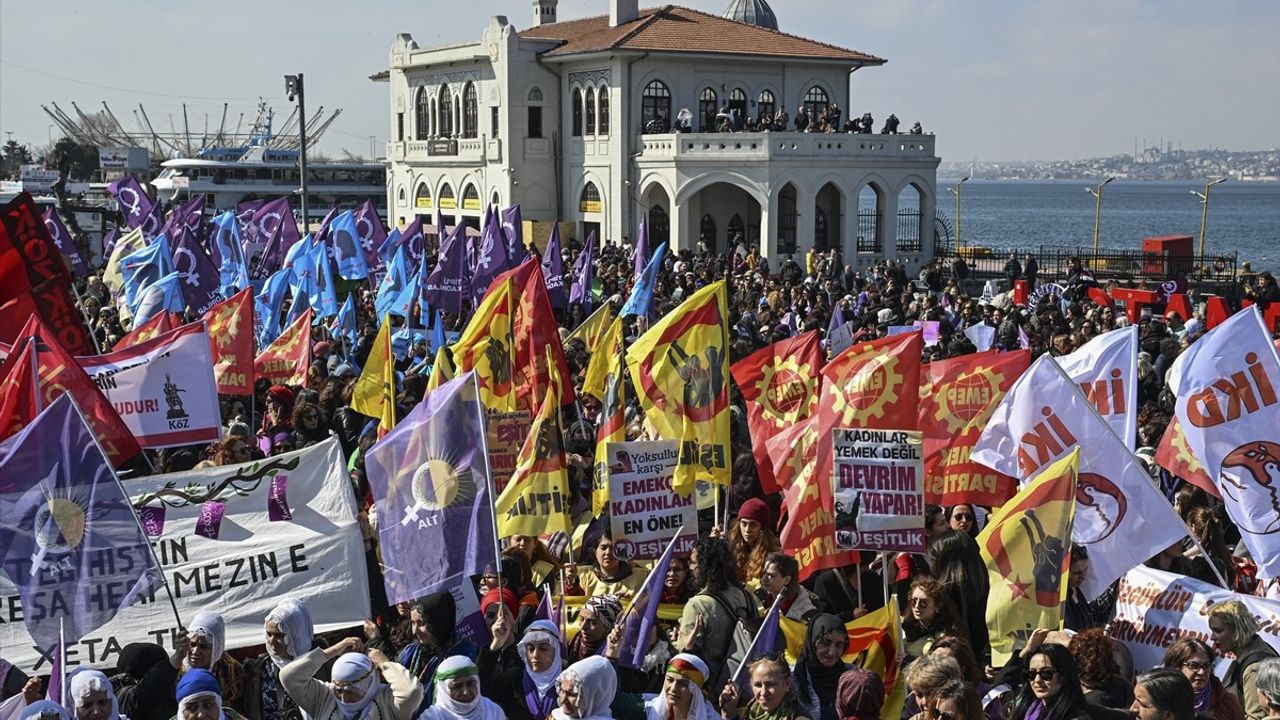 Kadıköy'de 8 Mart Dünya Kadınlar Günü Etkinliği Gerçekleşti