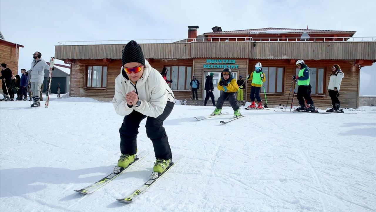 Kadın Antrenör Ayşe Duran, Hakkari'de Geleceğin Kayakçılarını Yetiştiriyor
