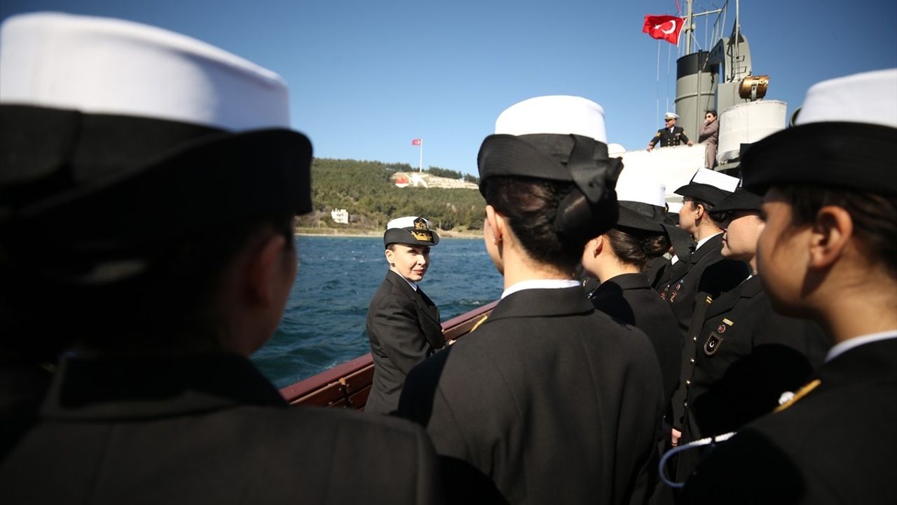 Kadın Bahriyeliler Çanakkale Boğazı'nda TCG Nusret Gemisi ile Seyir Faaliyetine Katıldı