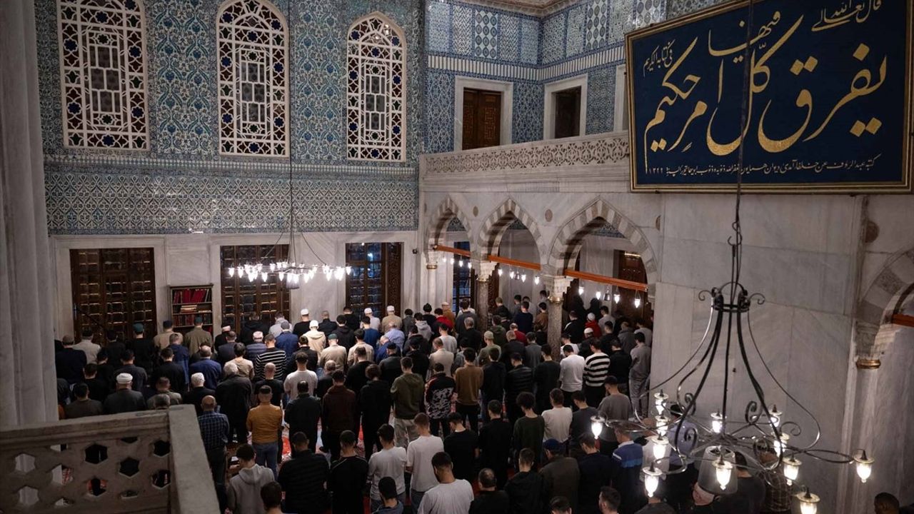 Kadir Gecesi İstanbul Camilerinde Coşkuyla İdrak Edildi