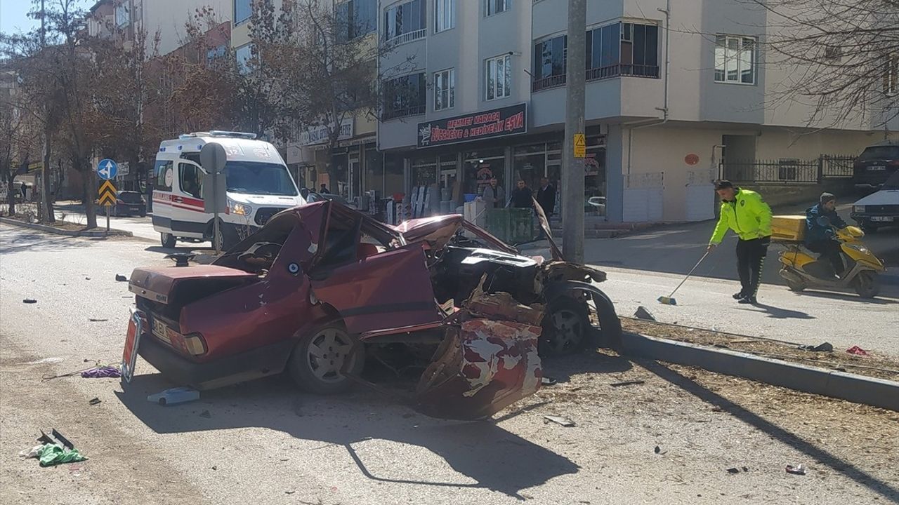 Kahramanmaraş'ta Ağaçta Çarpan Otomobilde 1 Kişi Hayatını Kaybetti, 1 Kişi Yaralandı
