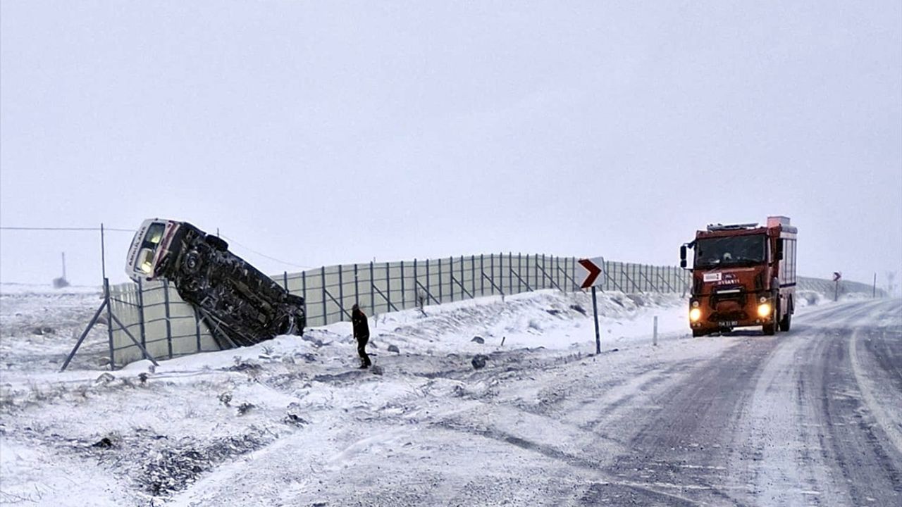 Kahramanmaraş'ta Buzlanma Nedeniyle Devrilen Ambulanstaki Sağlık Personeli Yaralandı