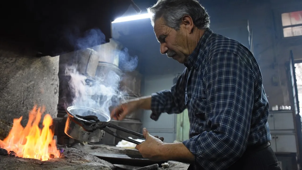 Kalaycı Yusuf Usta, Mesleğini Ortaklığının Oğluna Öğretiyor